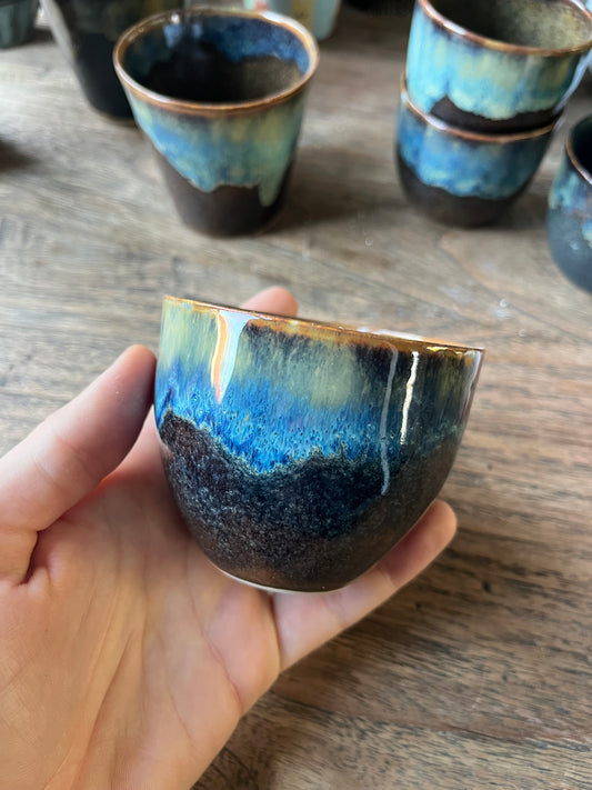 Koffiekopje druppel bruin met blauw #1