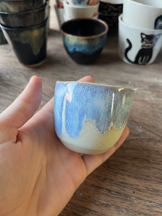 Koffiekopje met overloop beige met blauw #5