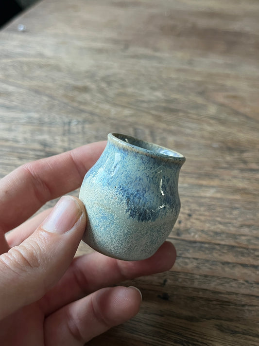 Miniatuur vaas beige met lichtblauw 4,5cm
