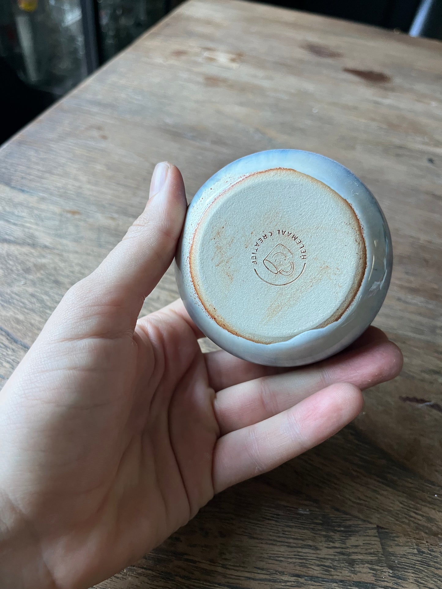 Koffiekopje blauw groen bruin wit overloop