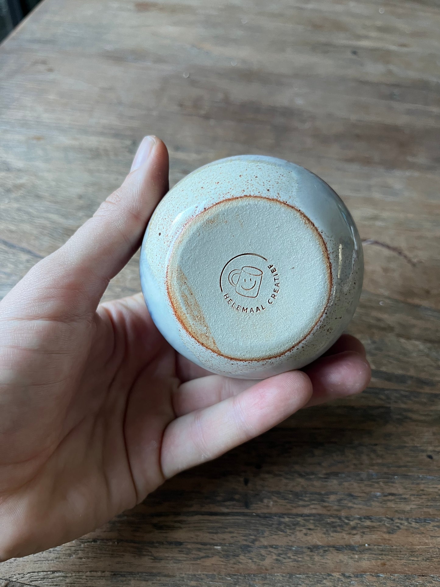 Koffiekopje blauw groen bruin wit overloop