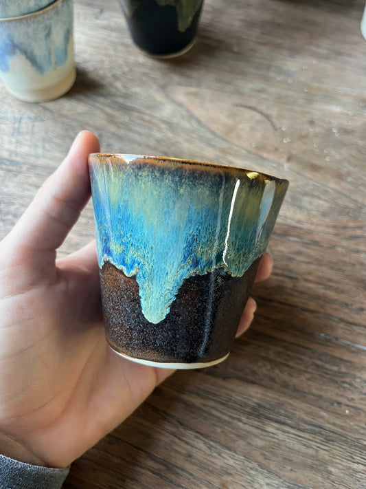 Koffiekopje conical bruin met overloop #7