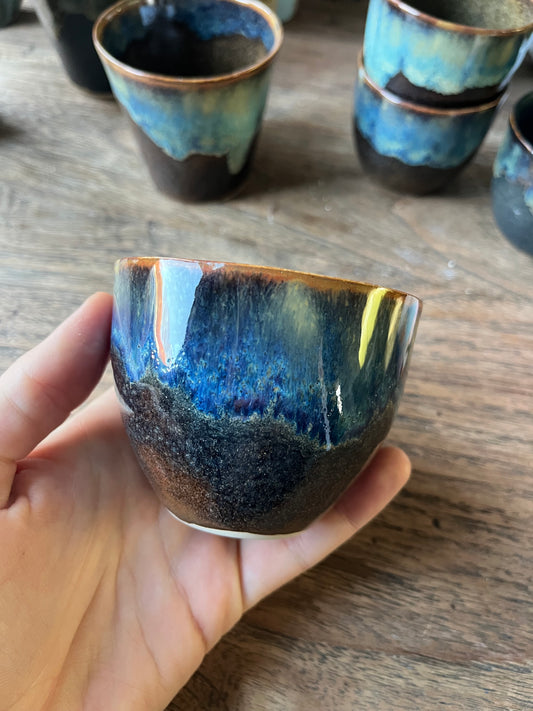 Koffiekopje druppel bruin met blauw #1