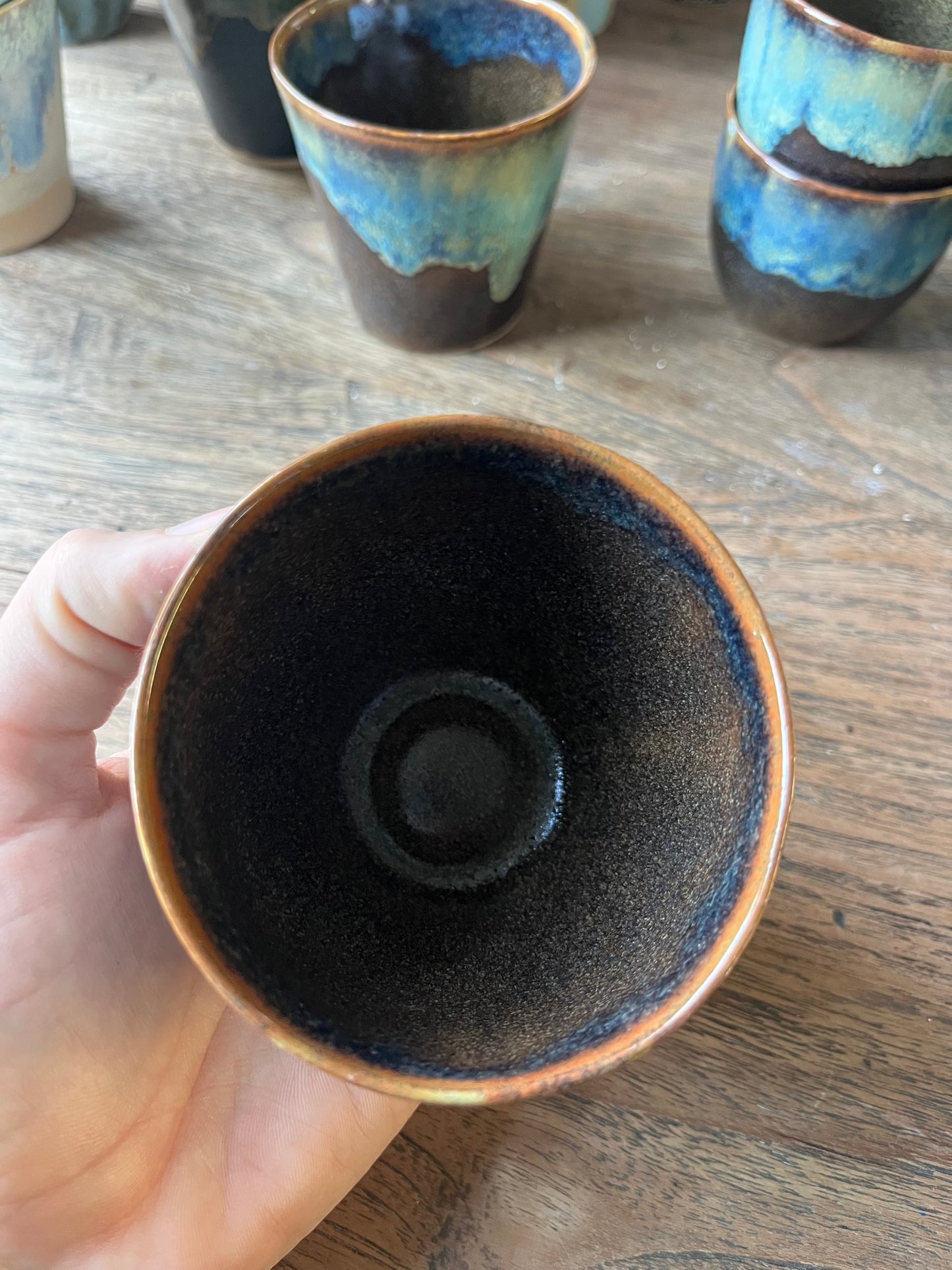 Koffiekopje druppel bruin met blauw #1