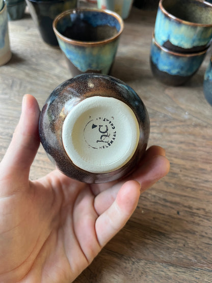 Koffiekopje druppel bruin met blauw #1