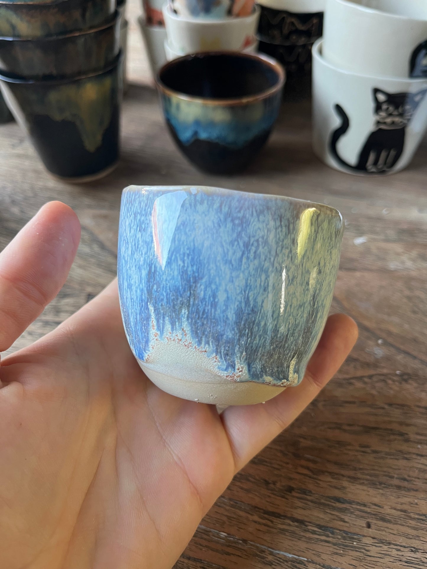 Koffiekopje met overloop beige met blauw #5