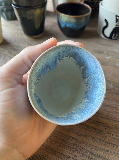Koffiekopje met overloop beige met blauw #5