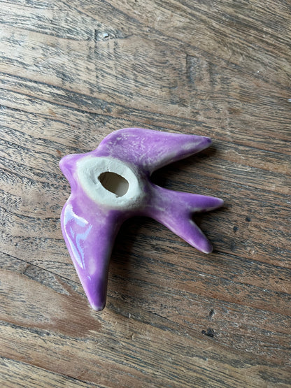 Zwaluw voor aan de muur paars