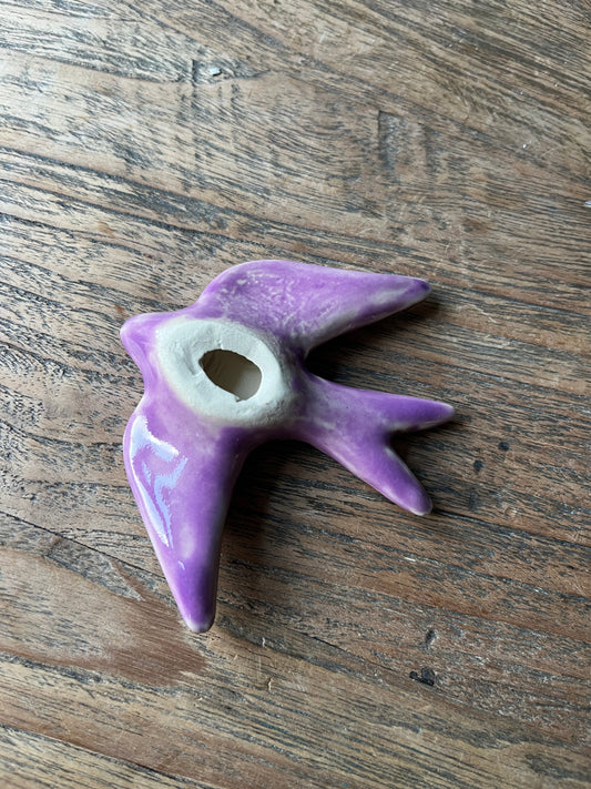Zwaluw voor aan de muur paars