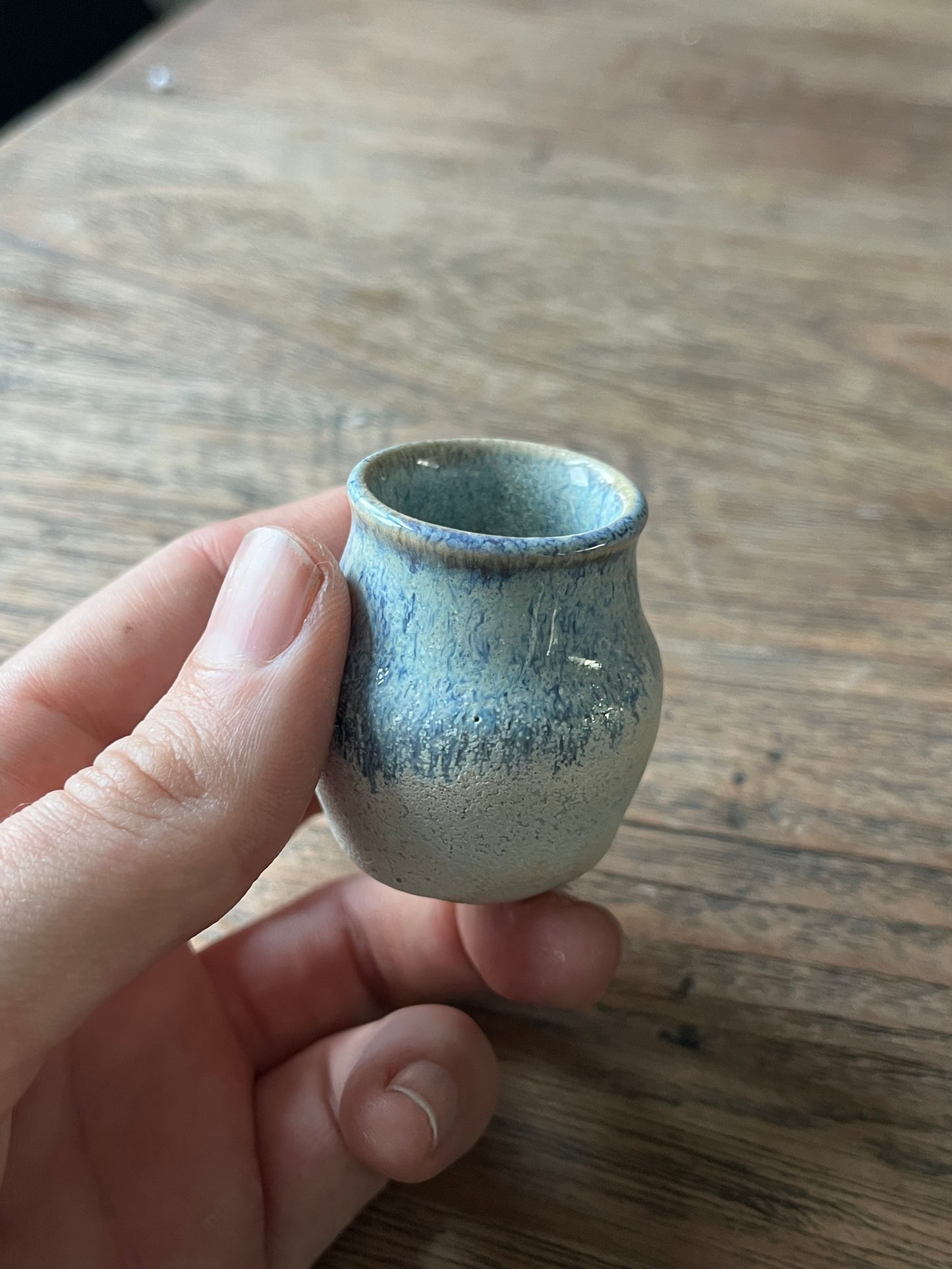 Miniatuur vaas beige met lichtblauw 4,5cm