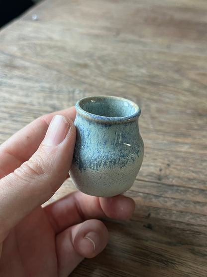 Miniatuur vaas beige met lichtblauw 4,5cm
