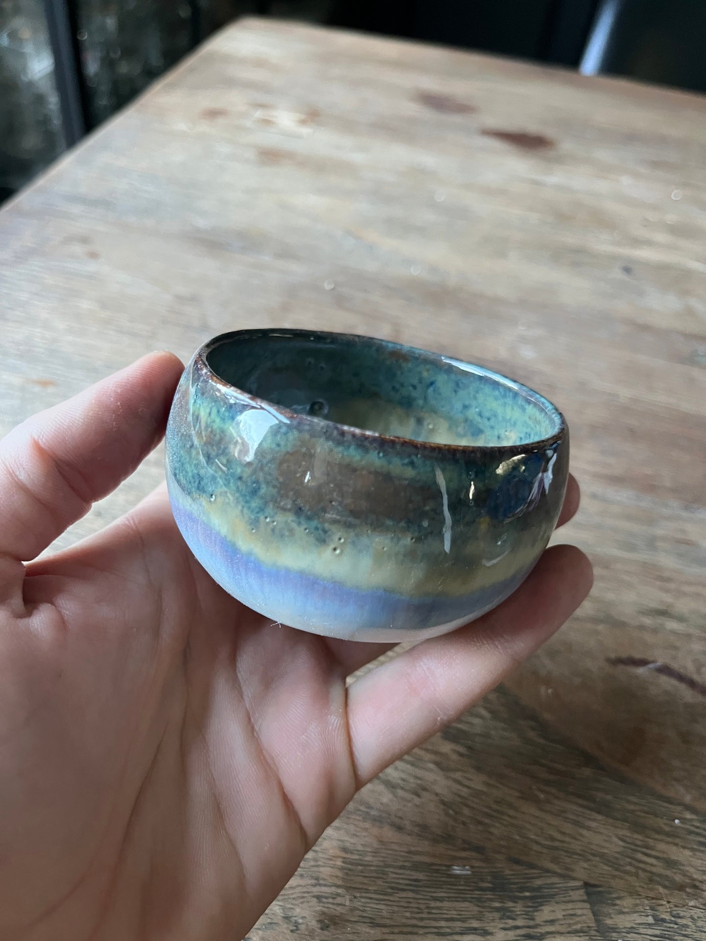Koffiekopje blauw groen bruin wit overloop