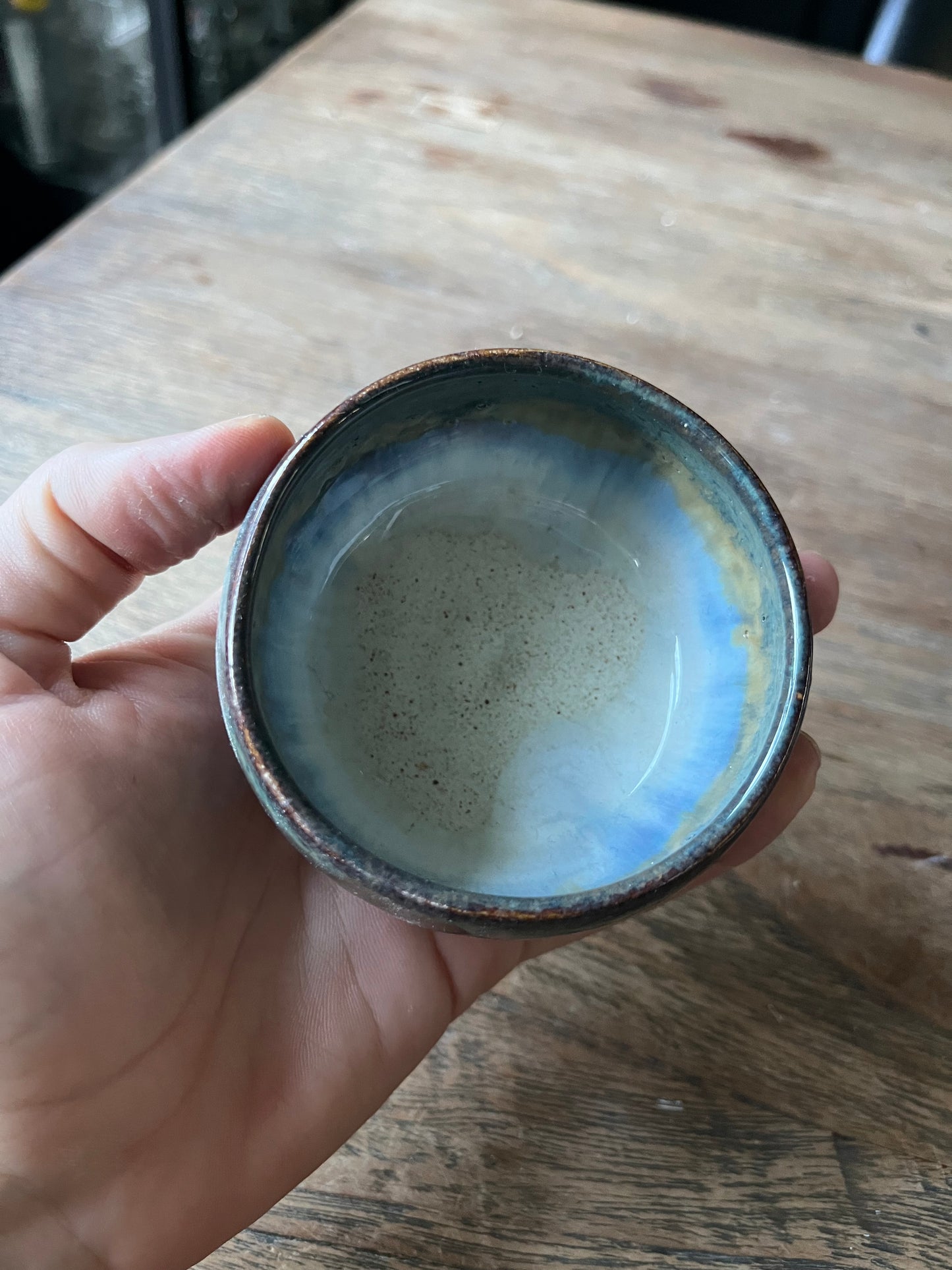 Koffiekopje blauw groen bruin wit overloop