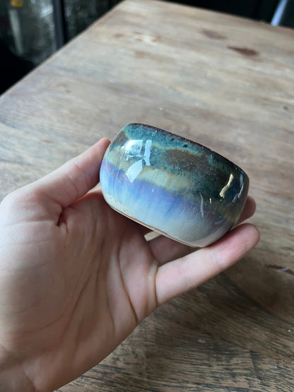 Koffiekopje blauw groen bruin wit overloop