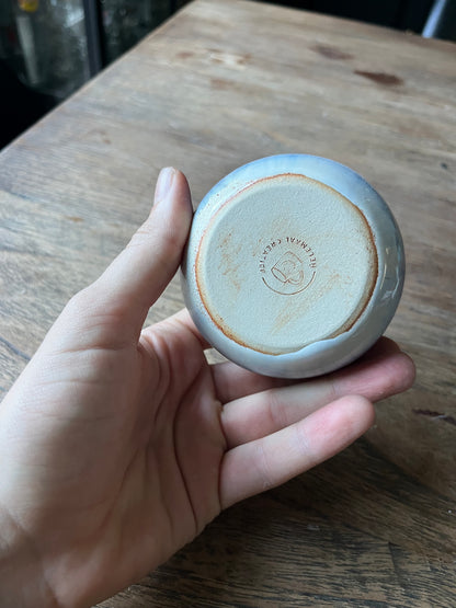Koffiekopje blauw groen bruin wit overloop