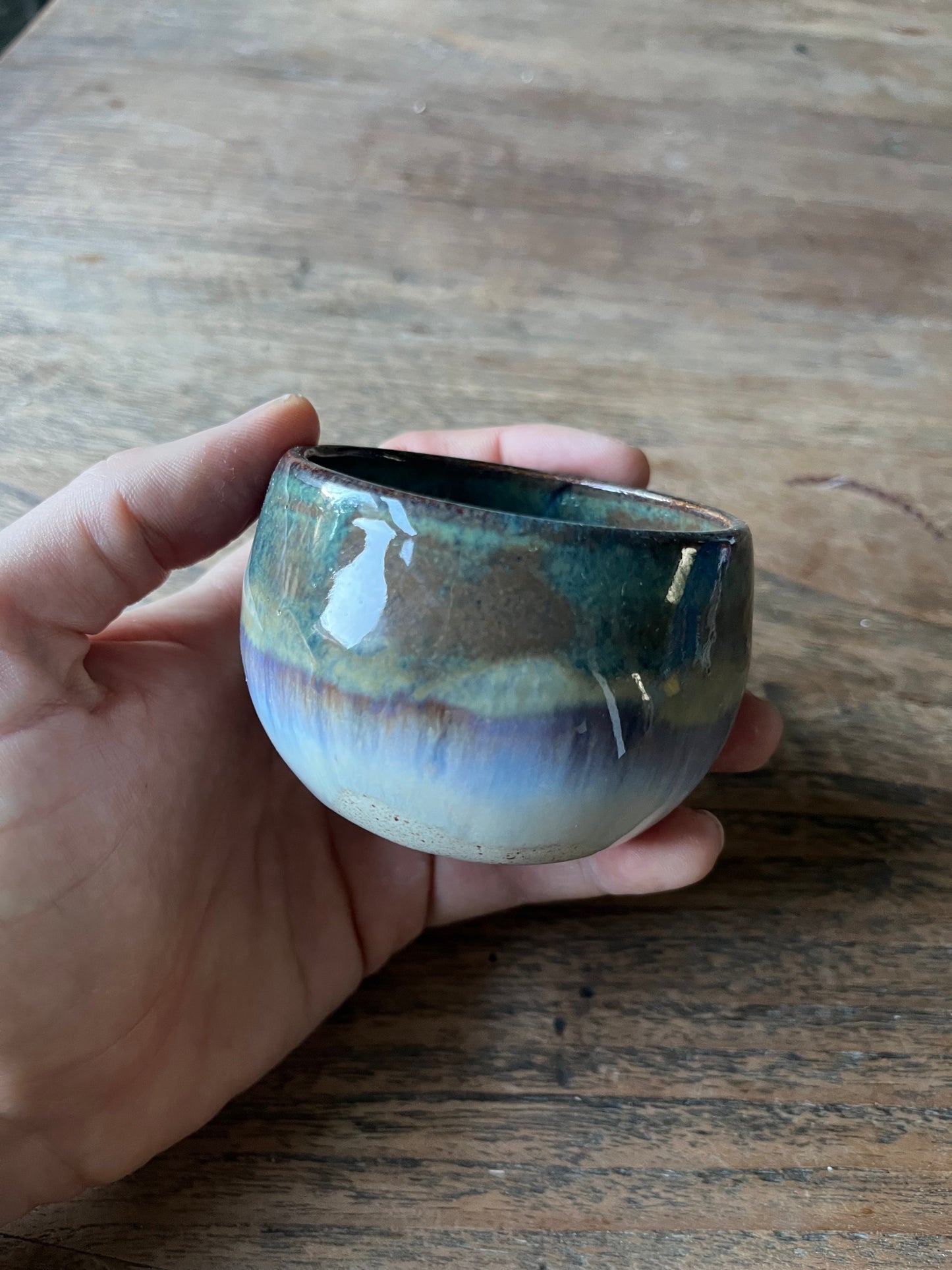 Koffiekopje blauw groen bruin wit overloop