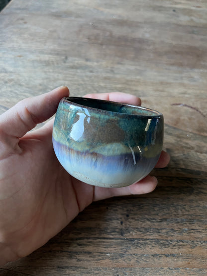 Koffiekopje blauw groen bruin wit overloop
