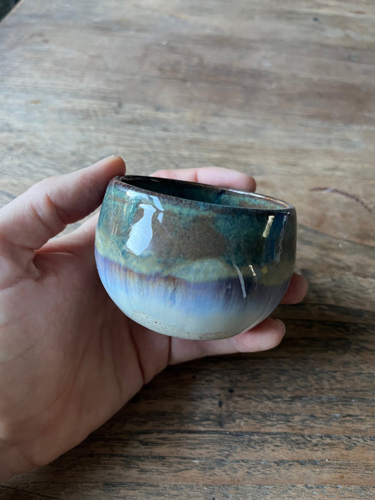 Koffiekopje blauw groen bruin wit overloop