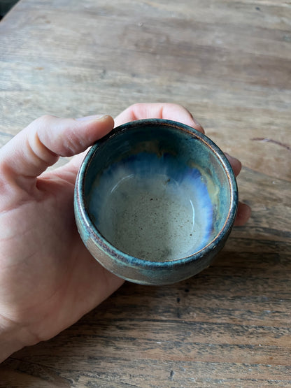Koffiekopje blauw groen bruin wit overloop