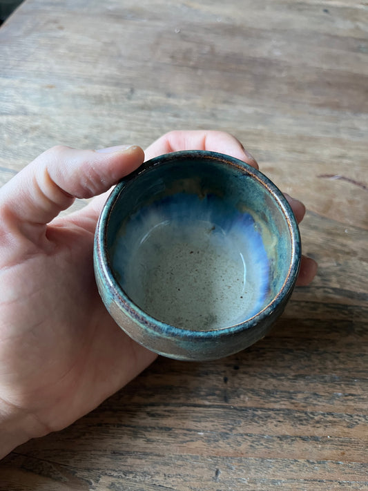Koffiekopje blauw groen bruin wit overloop