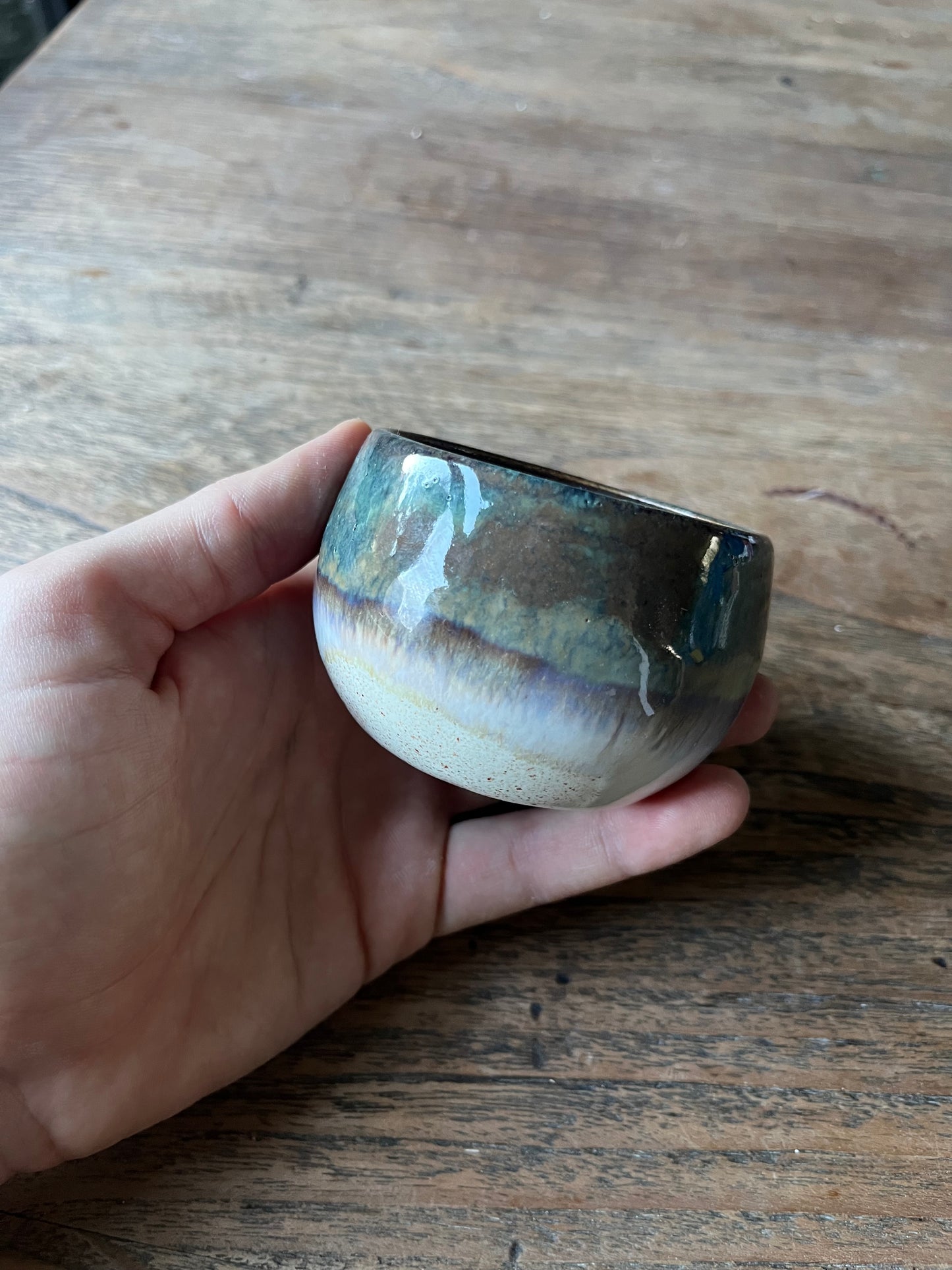 Koffiekopje blauw groen bruin wit overloop