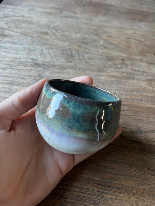 Koffiekopje blauw groen bruin wit overloop