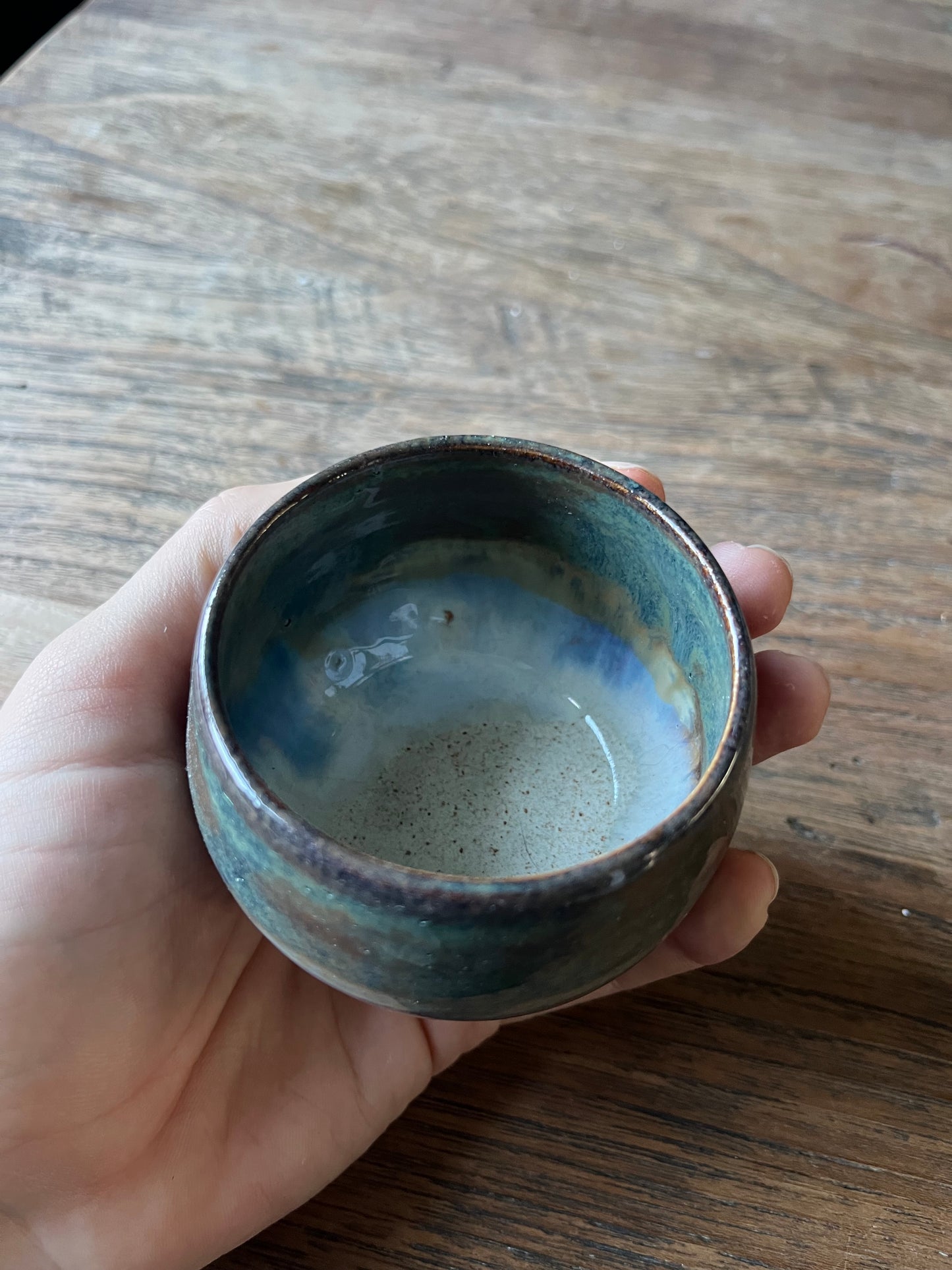 Koffiekopje blauw groen bruin wit overloop