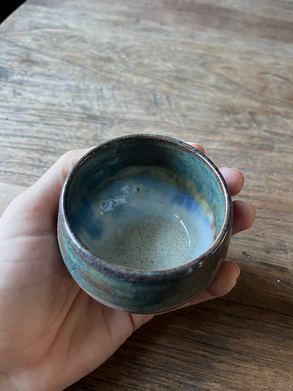 Koffiekopje blauw groen bruin wit overloop