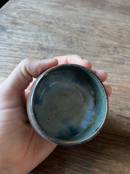 Koffiekopje blauw groen bruin wit overloop