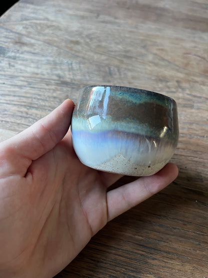 Koffiekopje blauw groen bruin wit overloop