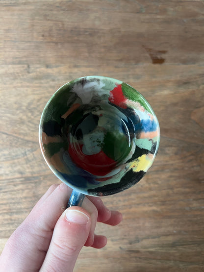 Kleurrijk koffiekopje met oor #2