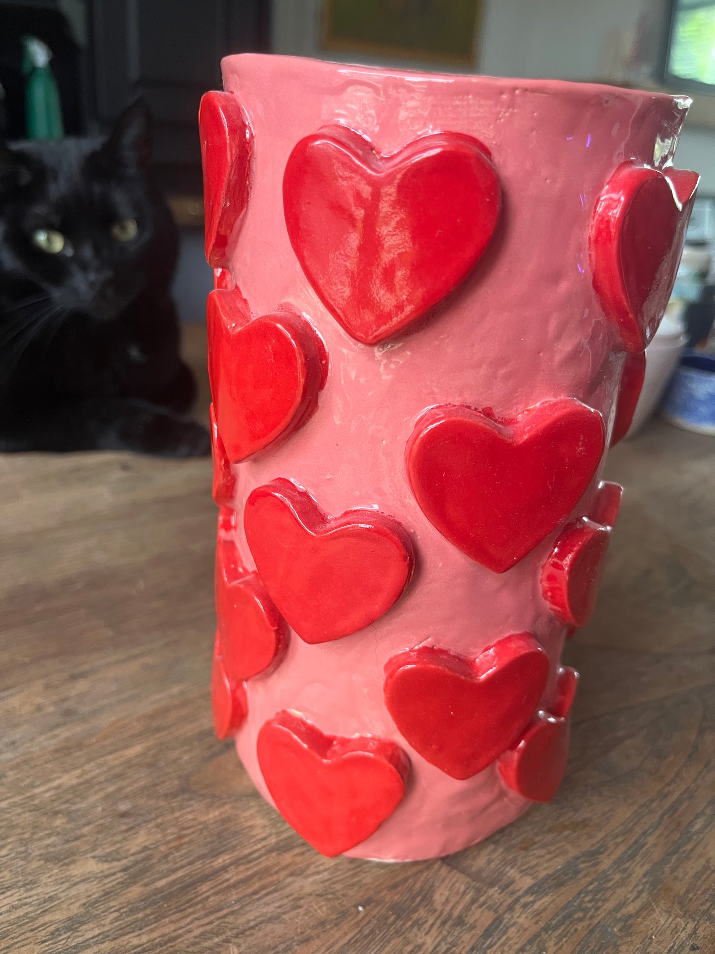Vaas roze met rode harten - Handgevormd