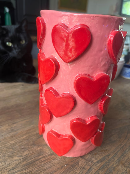 Vaas roze met rode harten - Handgevormd